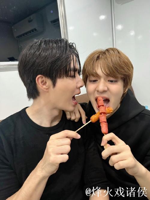 韩国乐队Nerd Connection贝斯手朴宰贤与Peanut合影：传奇瞬间